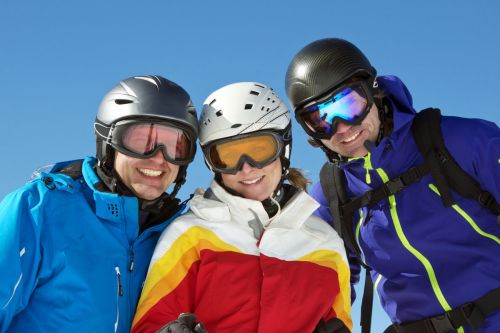 Gruppe Skifahrer mit Skihelmen und Brillen