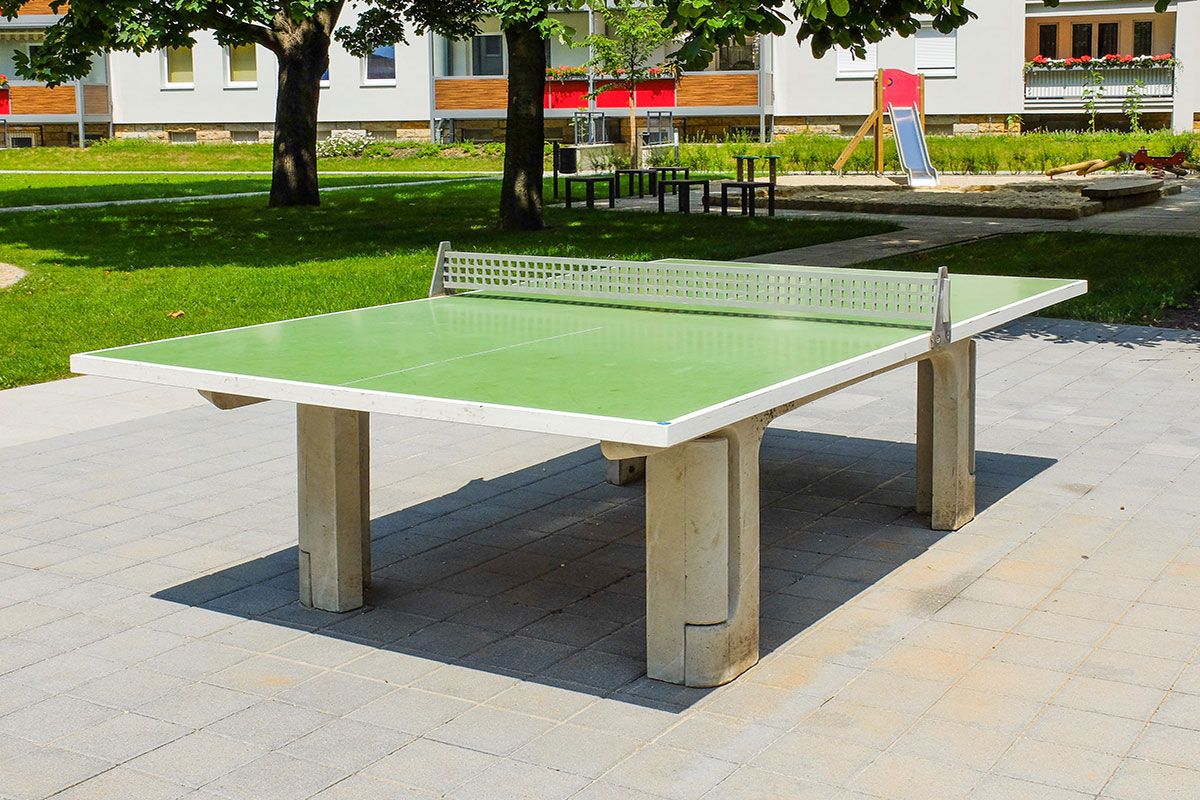 Outdoor-Tischtennisplatte auf einem Spielplatz 