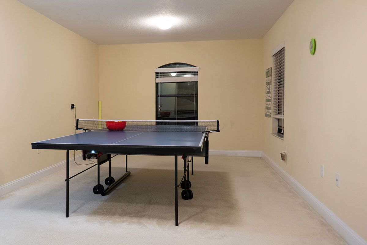 Eine Tischtennisplatte in einer Wohnung 