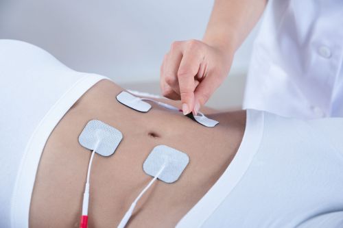 Elektroden werden auf Bauch angebracht