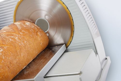 frisches Brot wird geschnitten