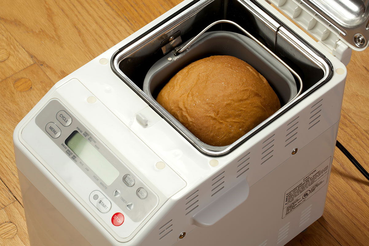 Brotbackautomat mit frischem Brot im Inneren