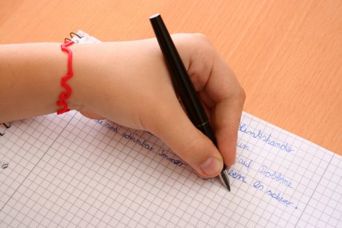 Mädchen schreibt mit linker Hand