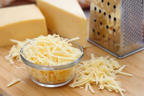 geriebener Käse in Schüssel