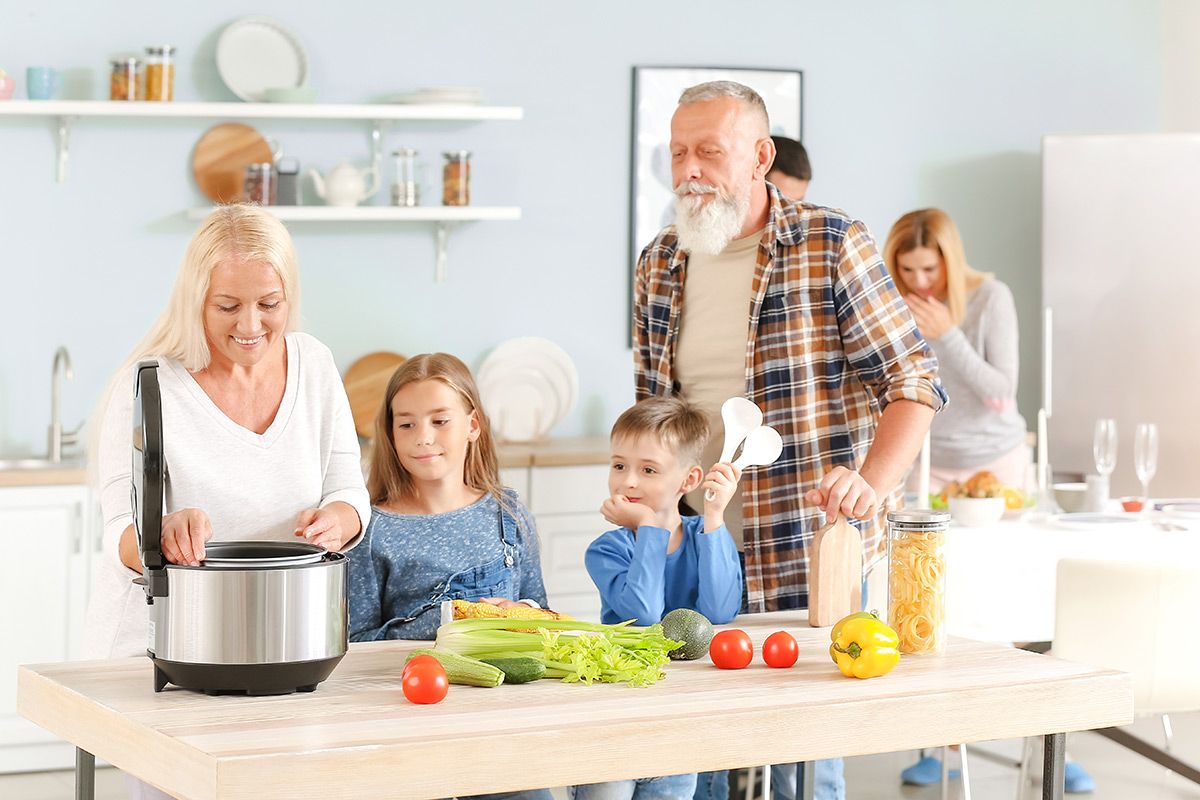 Familie und Multifunktionskocher in Küche