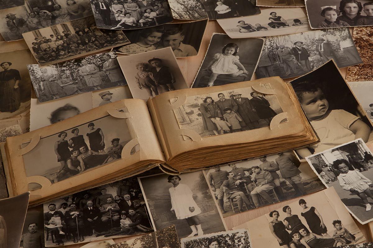 Familienalbum und alte Fotos auf Boden