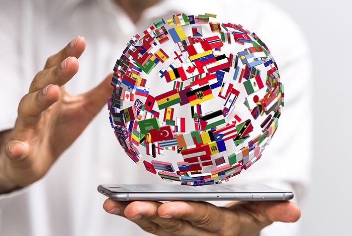 Online Sprachen lernen - Symbolbild: Mit einem Smartphone mit Internetzugang steht die globale Vielfalt der Sprachen zur Verfuegung
