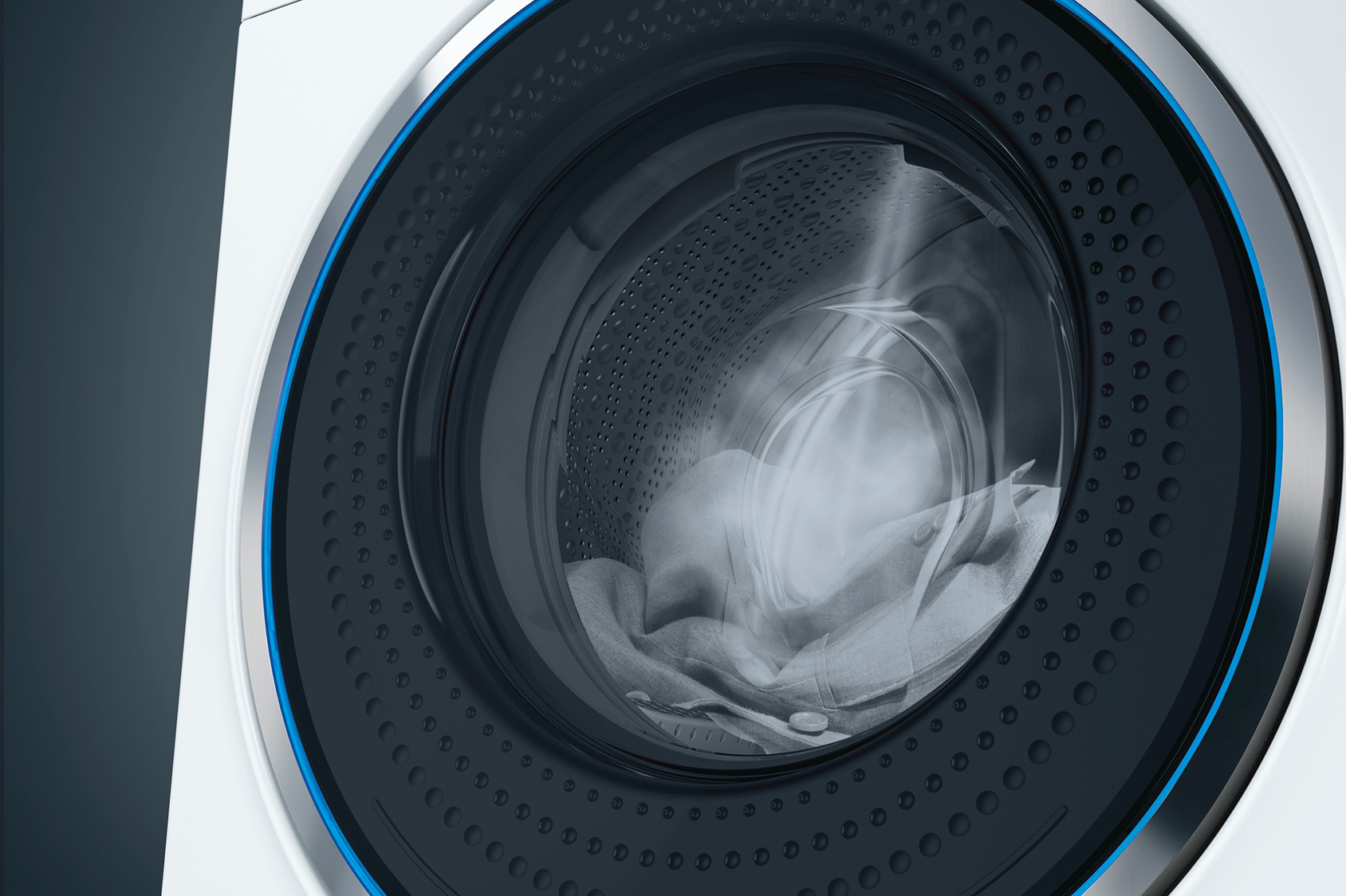 close up von der waschmaschine waehrend das sensofresj programm laeuft