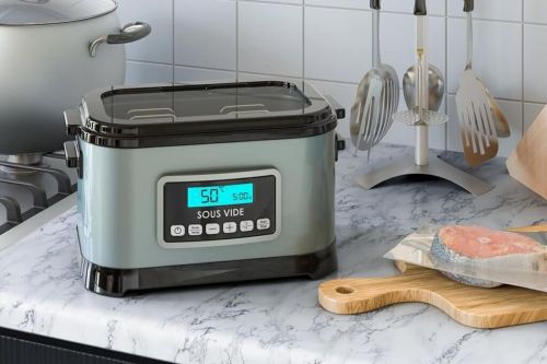 Sous-Vide-Garer auf Küchenteheke