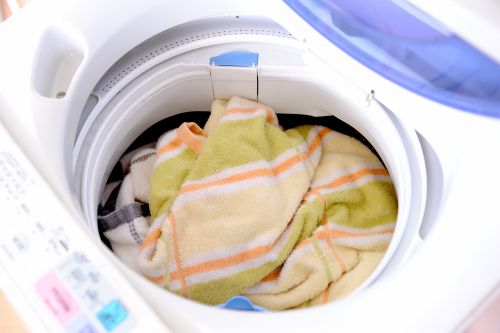 Wäsche in offener Toplader-Waschmaschine