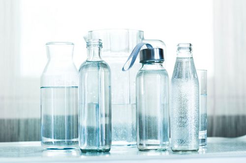 verschiedene Wasserflaschen auf Küchentisch