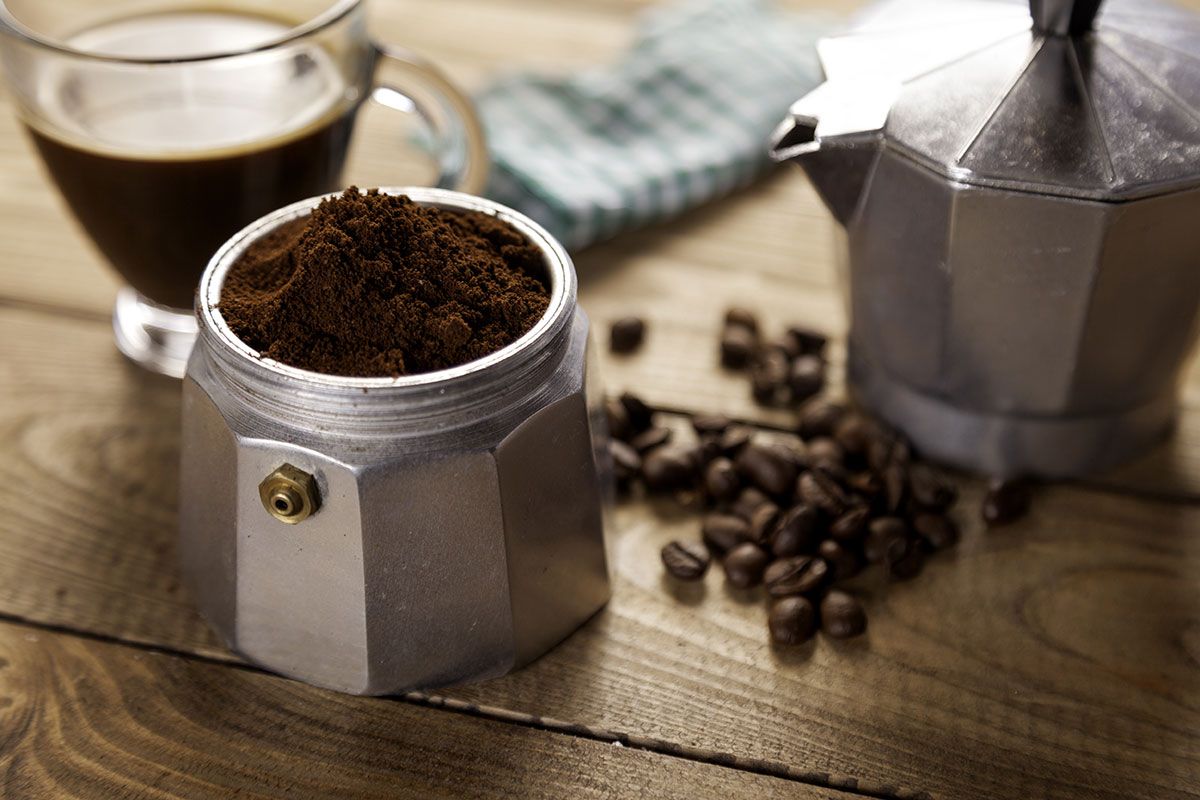 espressokocher mit Kaffeebohnen