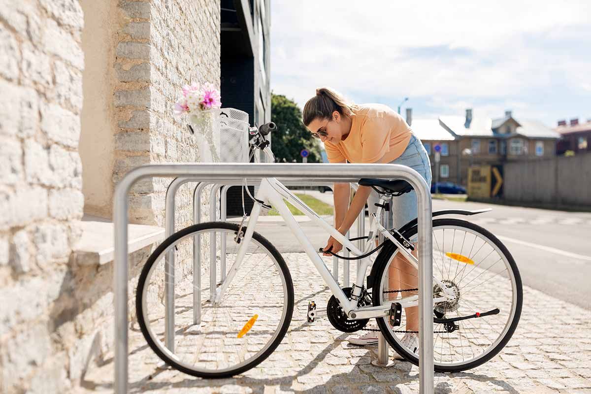 Frau schliesst Fahrrad an