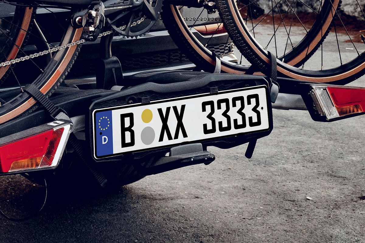 Auto mit Fahrradtraeger und vorschriftsmaessigen Kennzeichen