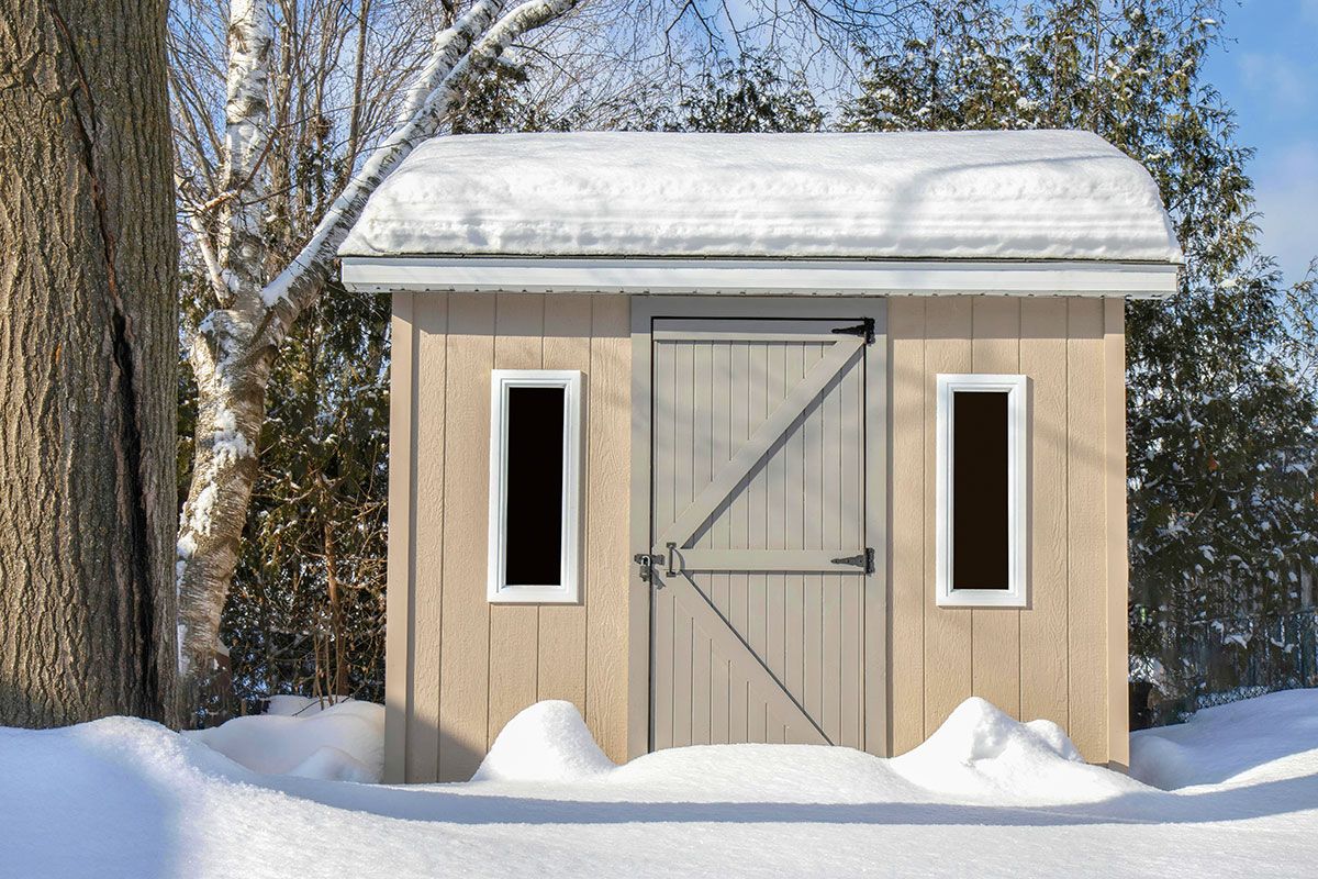 schneebedecktes Gartenhaus