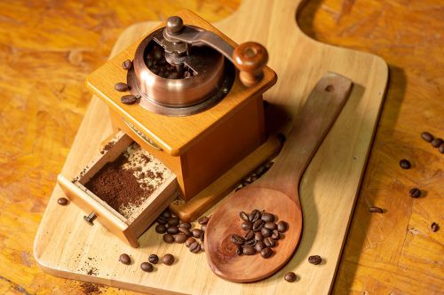 Kaffemühle auf Holzbrett