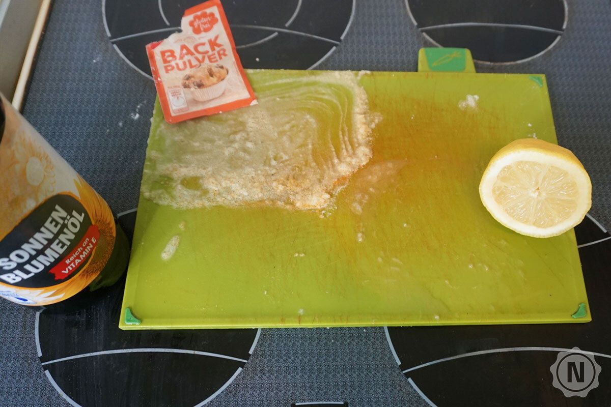 Backpulver, Speiseöl und Zitronensaft auf Brettchen verteilt beim Einwirken