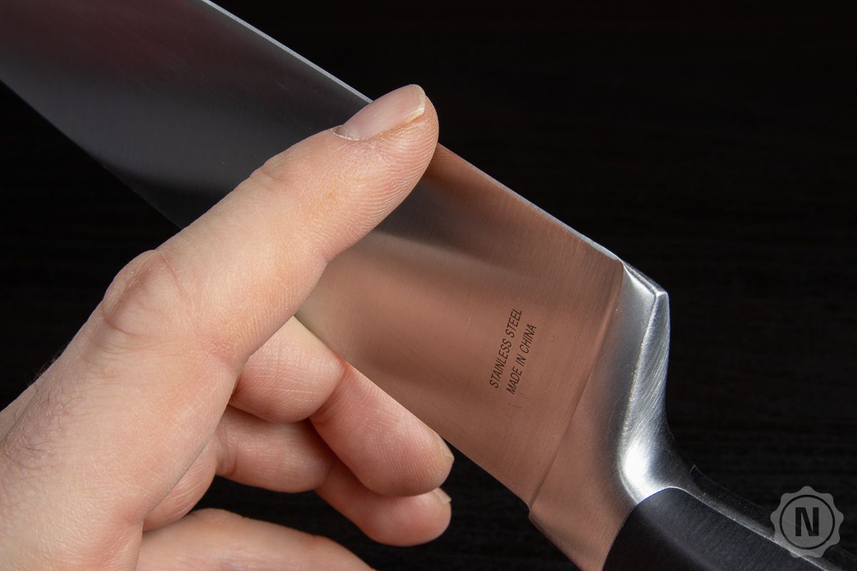 Finger auf Messersschneide