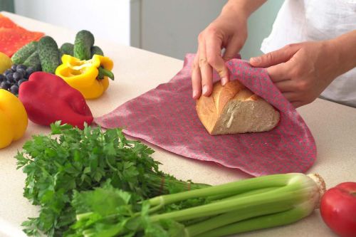 Brot in Wachstuch wickeln