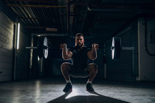 Mann macht Front-Squat