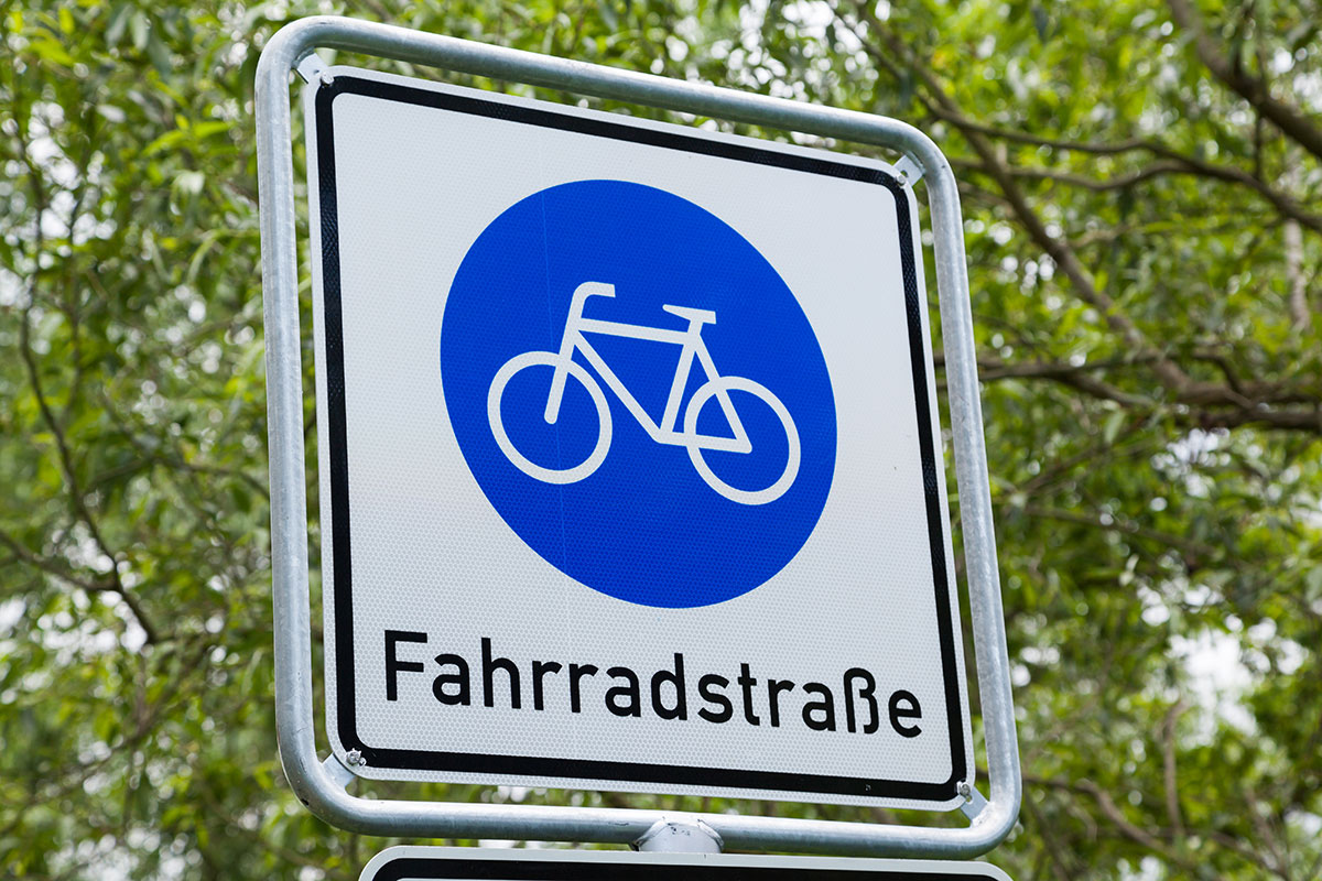Welche Regeln gelten in Fahrradstraßen und -zonen?
