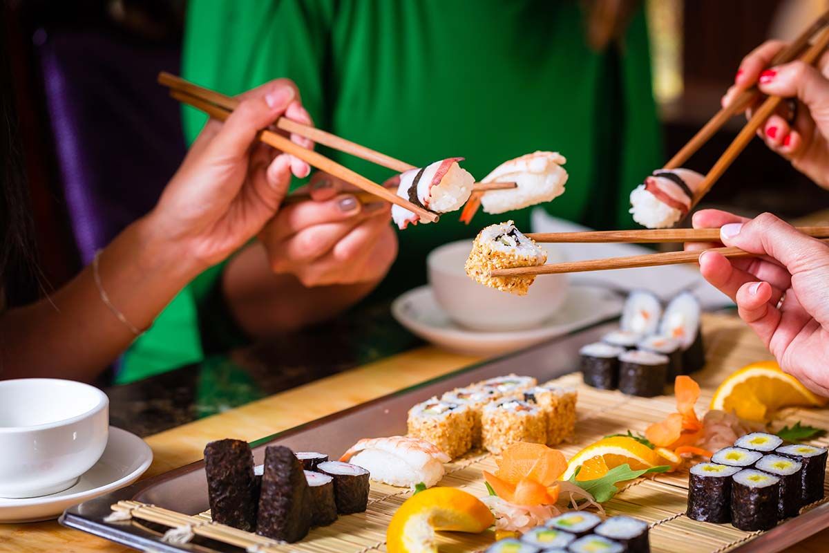 Menschen essen Sushi