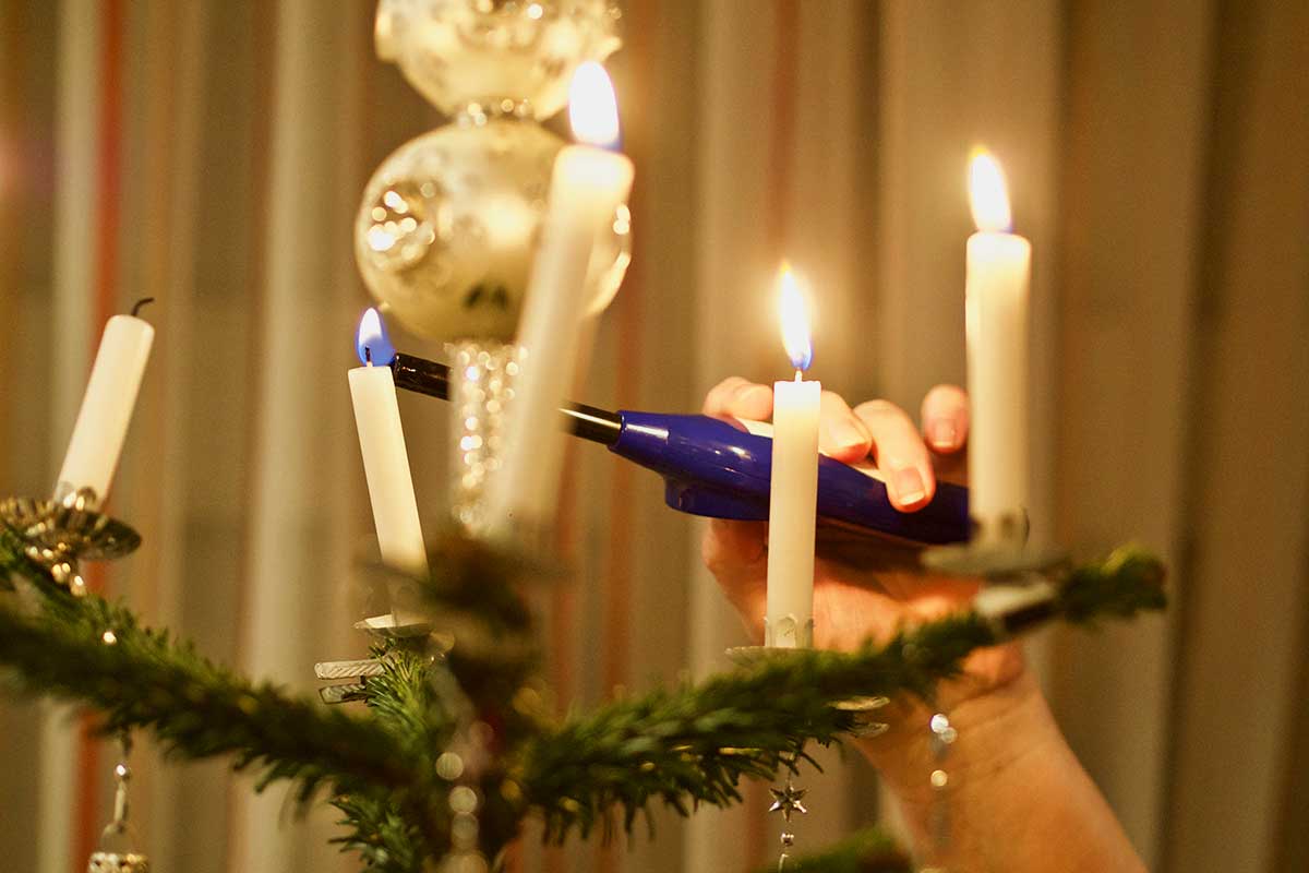 Wie gefährlich sind echte Kerzen am Weihnachtsbaum?