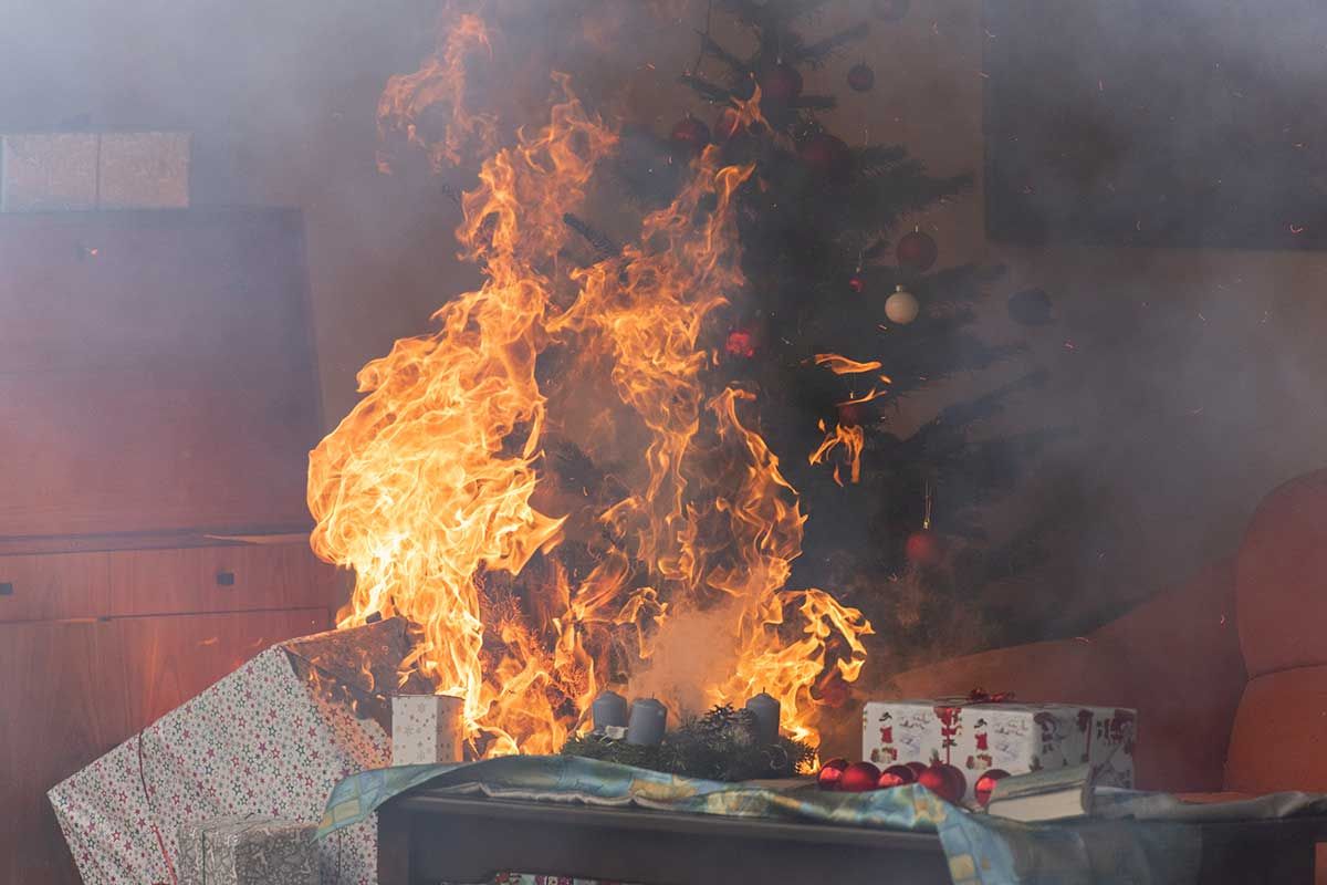 Ein brennender Weihnachtsbaum
