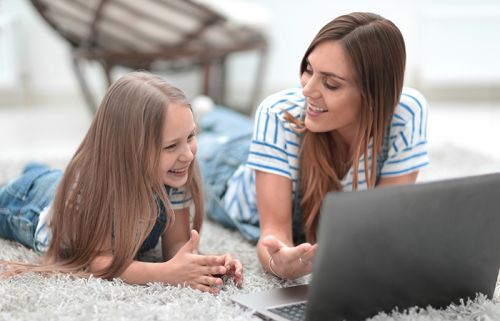 Mutter und Tochter vor Laptop